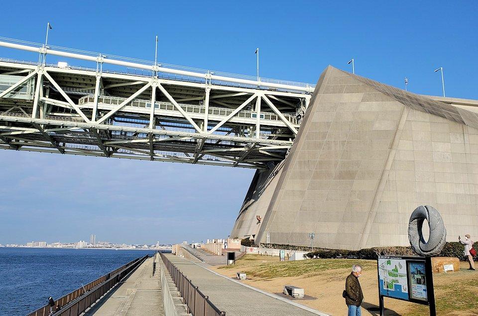 明石海峽大橋橋身下方鋼骨結構