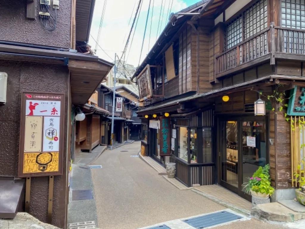 有馬溫泉老街傳統木造街景