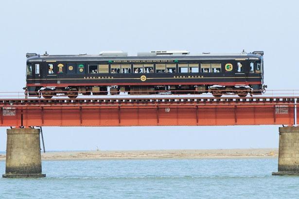 丹後鐵道觀光列車行經鐵橋