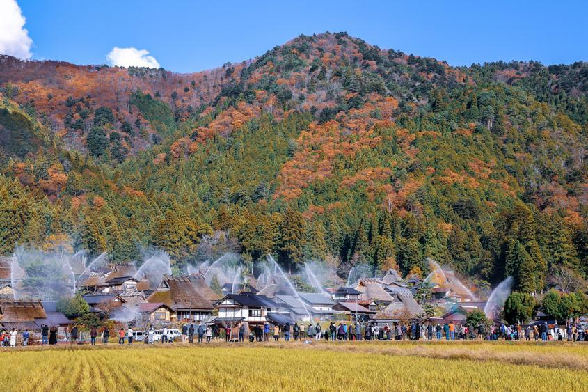 美山合掌村秋季一齊放水消防演習
