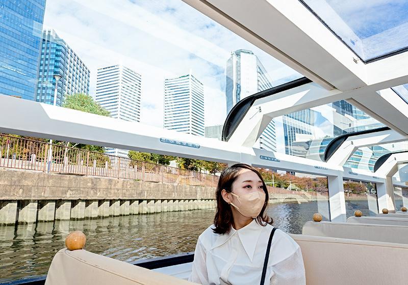 大阪水上巴士Aqua-Liner車廂內眺望市景